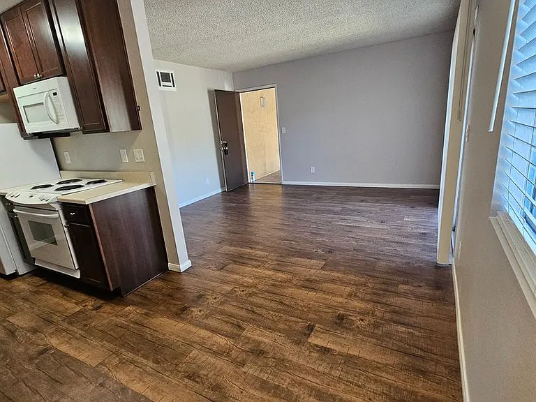 Del Mar Apartment Homes — Photo 31