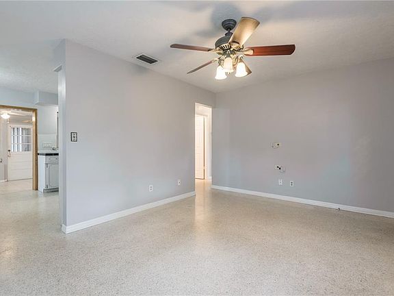 4th image of 166 SE Lincoln Cir N