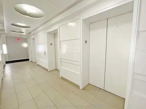 14 York St #4802, Toronto, ON M5J 0B1