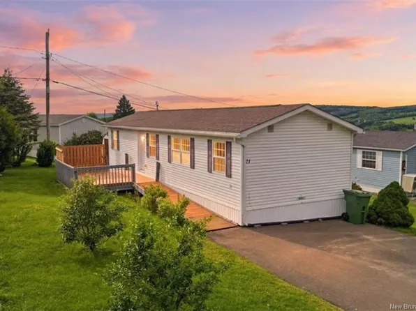 21 Macintosh St, Fredericton, NB E3C 1L8