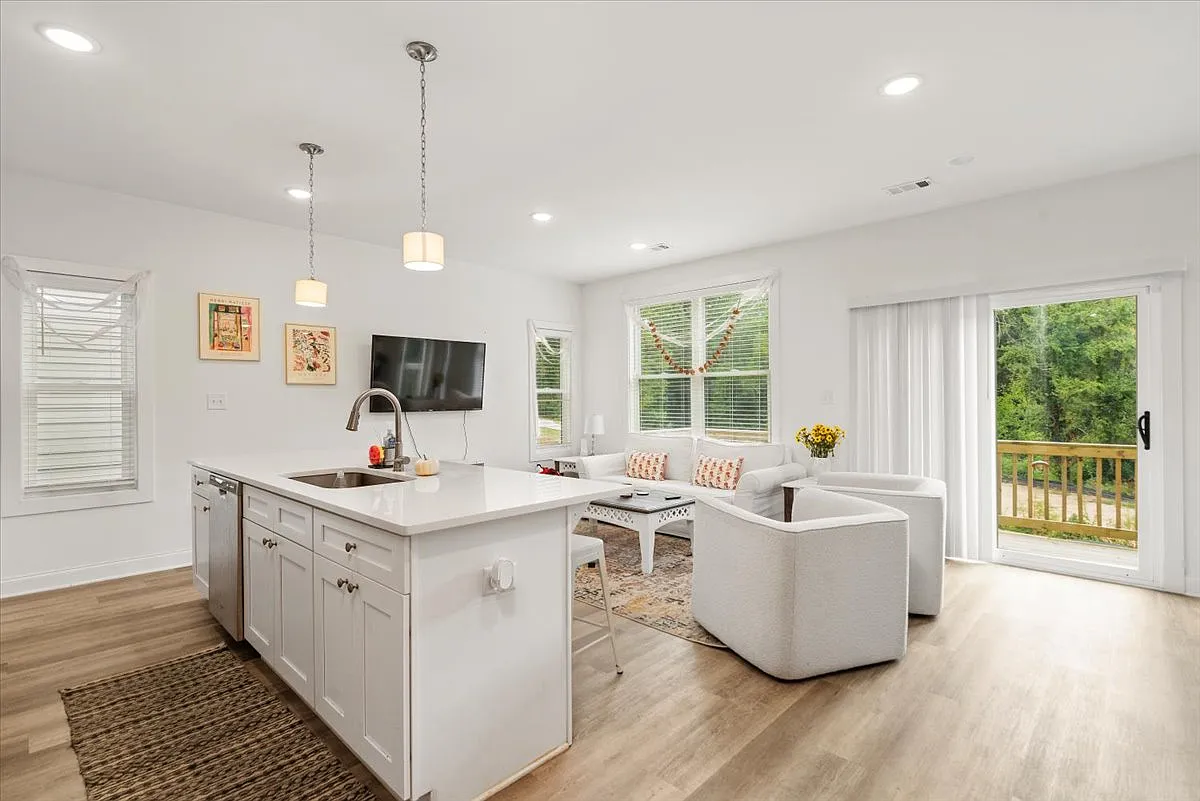 6 bed, 2128 sqft, $6,000 — Photo 2