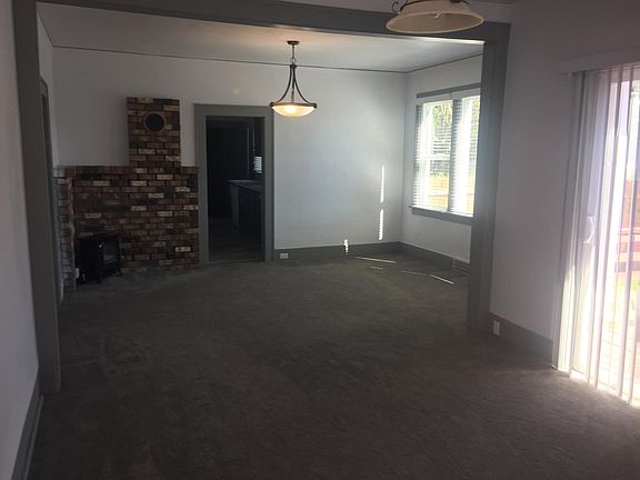 3rd image of 916 Pacific Ave S
