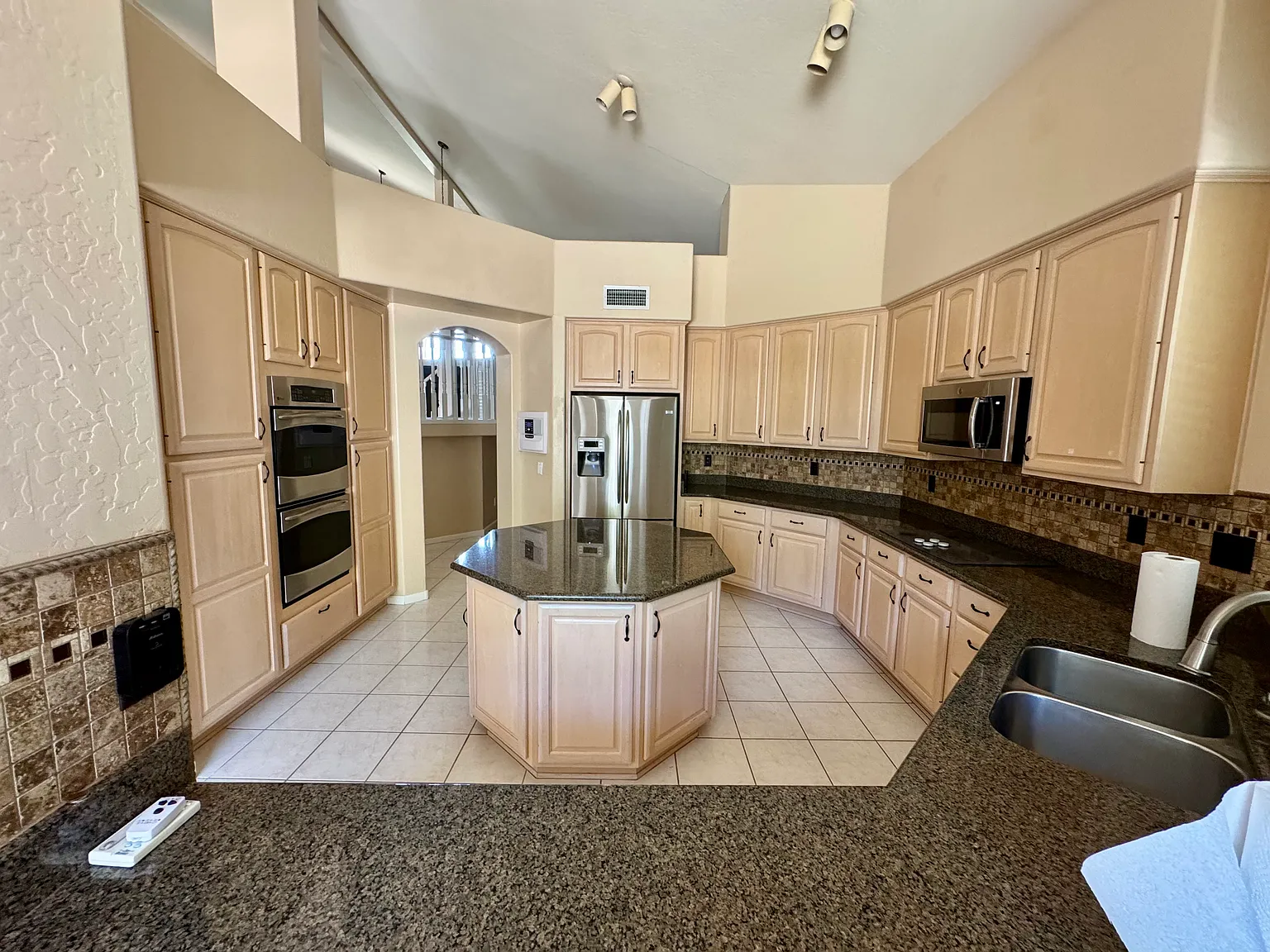 5 bed, 3845 sqft, $4,000 — Photo 3