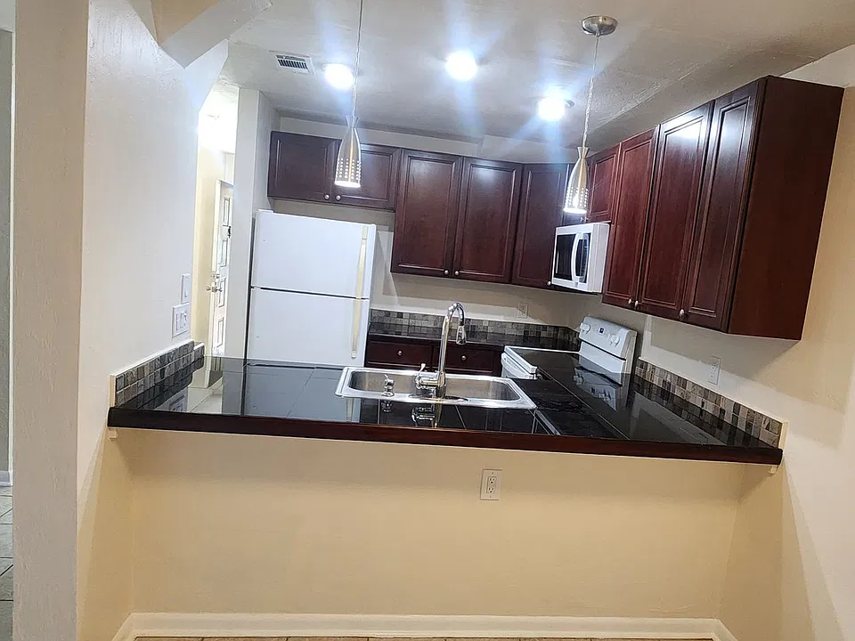 2735 SW 35th Pl #107