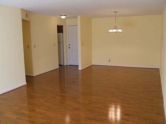 LR/DR w/Hardwood Floors