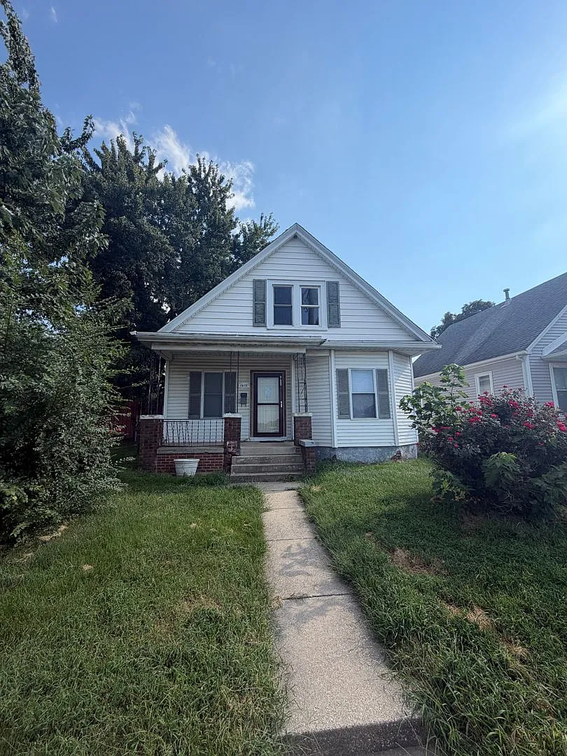 1610 E Sangamon Ave — Photo 1