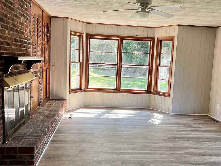 217 Hillcrest Dr — Photo 3