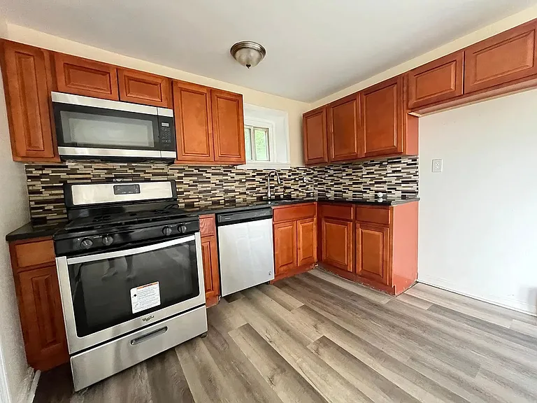 22 Hemlock St — Photo 1