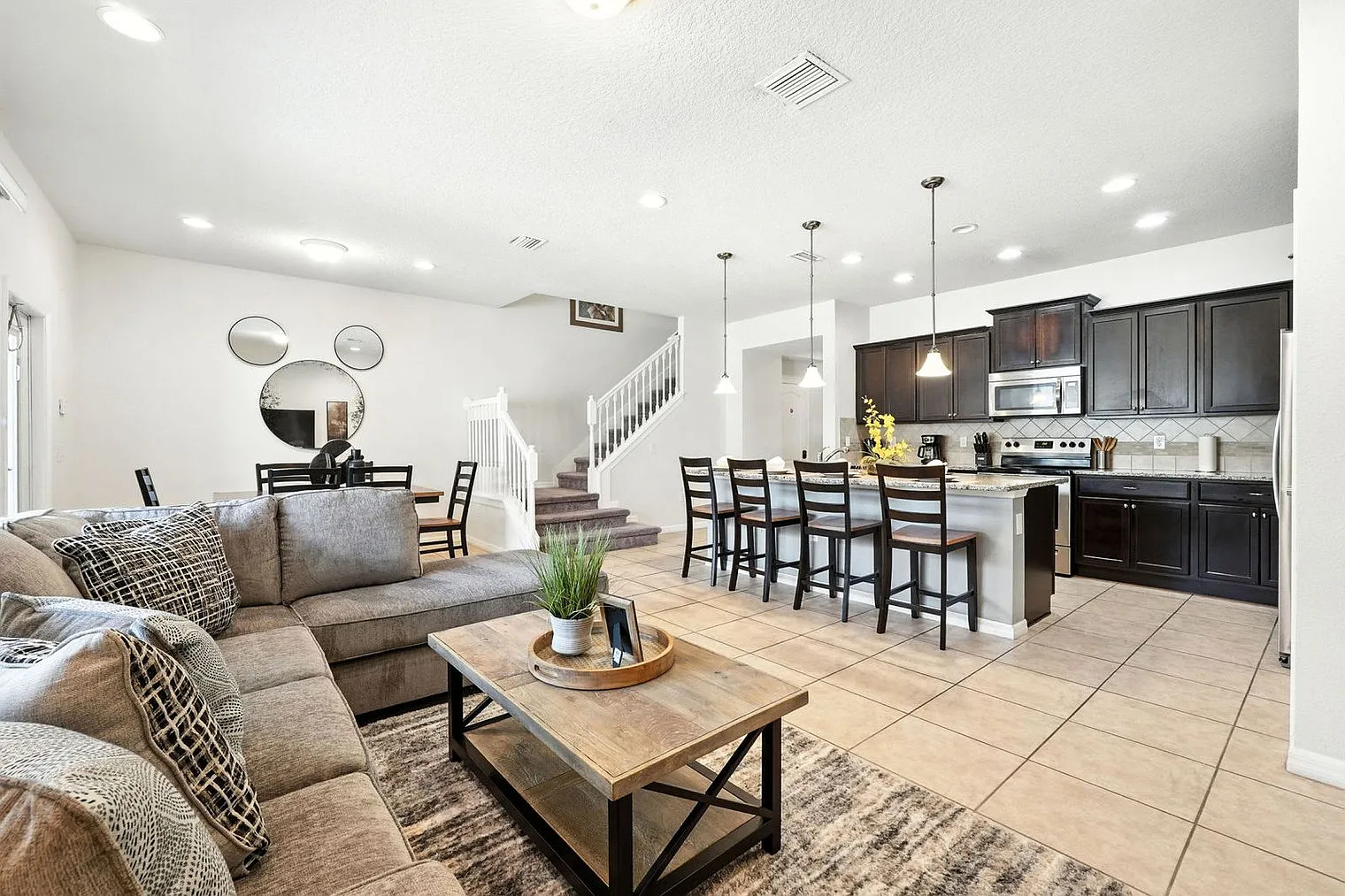 5 bed, 5.0 bath, 2271 sqft, $3,976 — Photo 2