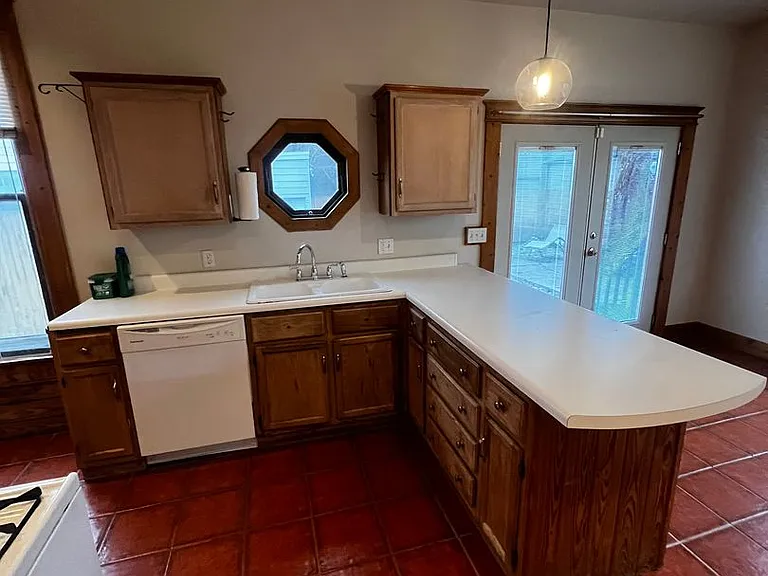 1327 E Washington St — Photo 36