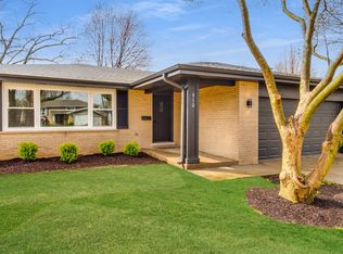 910 S Lancaster St, Mount Prospect, IL 60056