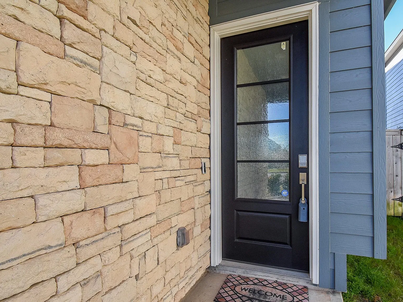 3 bed, 2.5 bath, 1950 sqft, $2,350 — Photo 3