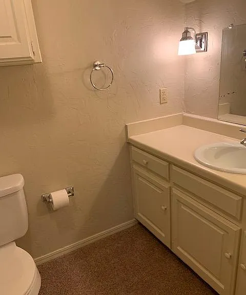 Upstairs West Full Bathroom