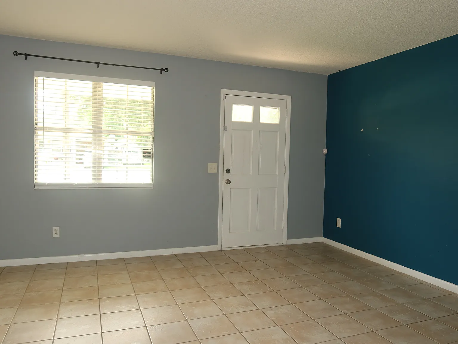 3 bed, 1188 sqft, $2,100 — Photo 2