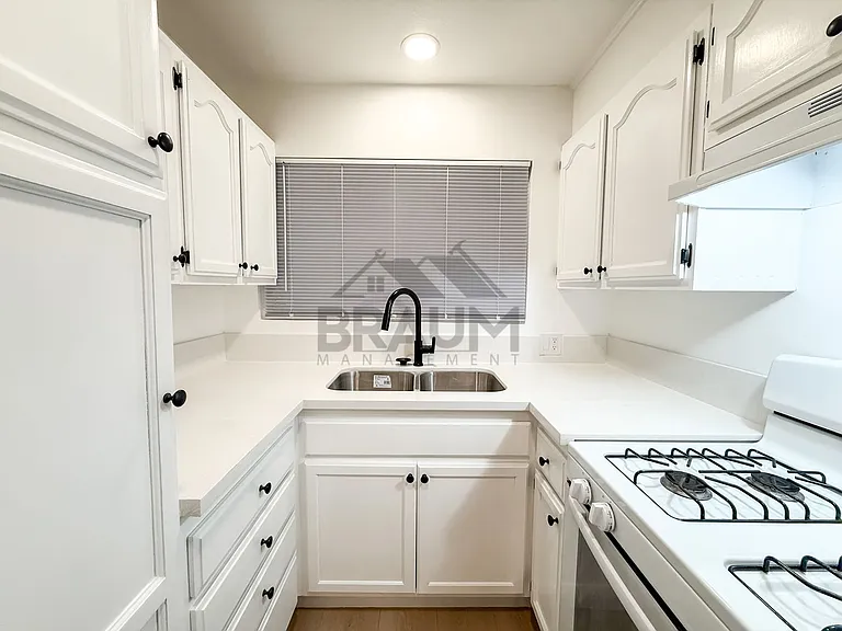 4636 LAUREL CANYON, LLC — Photo 8