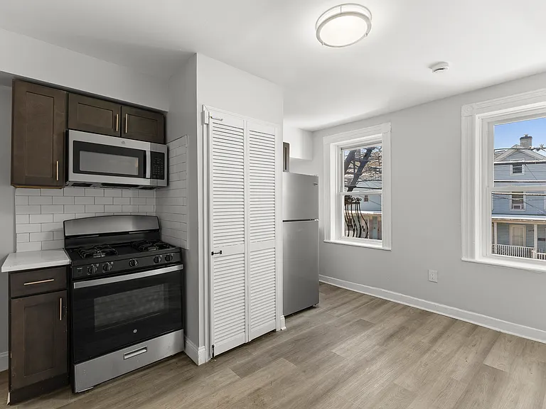 100 3rd St #3 — Photo 1