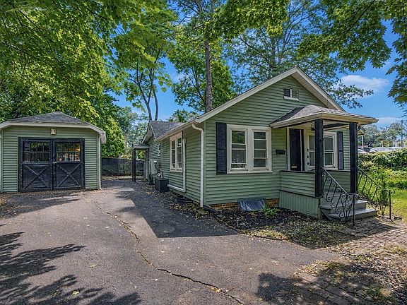 3rd image of 33 Plumtree Rd