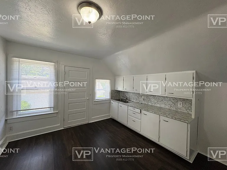 1163 McCormick St — Photo 4