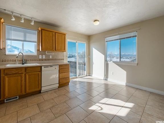 5th image of 604 E Walden Dr