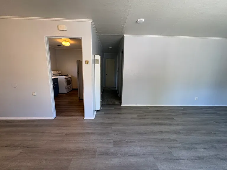 123 W 10th St #1 — Photo 10