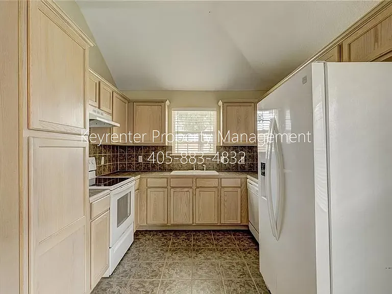12328 SW 5th St — Photo 13