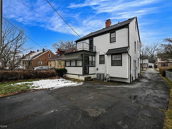 3rd image of 3699 Bainbridge Rd