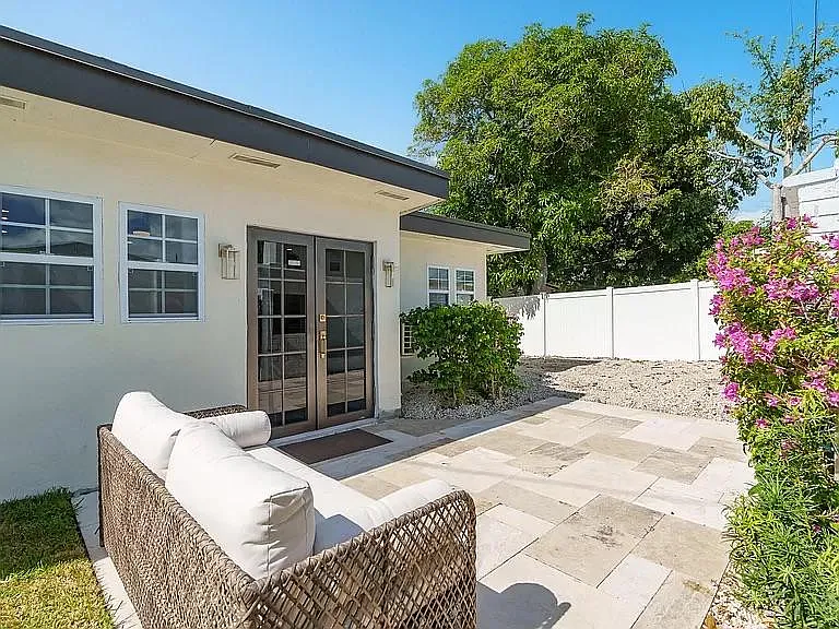 329 SW 8th Ave #2 — Photo 4