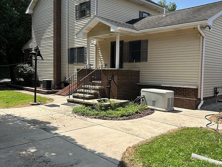 438 Jamestown Dr — Photo 3