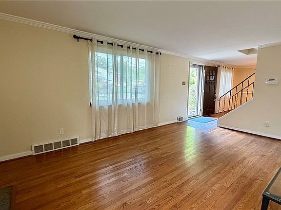 4th image of 307 Garlow Dr