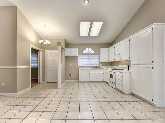 4th image of 1121 Pinto Trail Dr