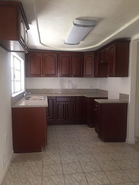 1st image of 822 W 82nd St