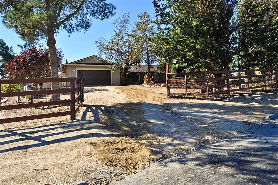 375 Hitch Dr photo 1