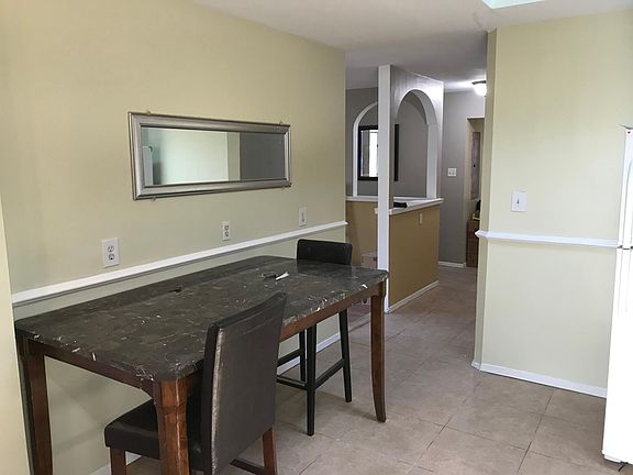 5th image of 470 Sleepy Hollow Dr
