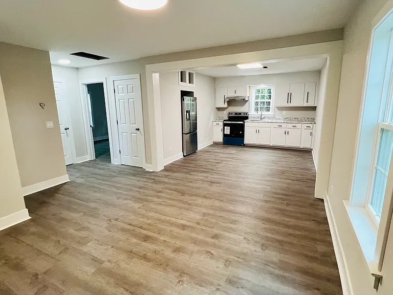110 E Dewey St — Photo 21