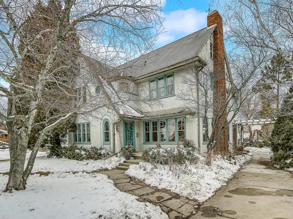 2712 E Beverly Rd, Shorewood, WI 53211