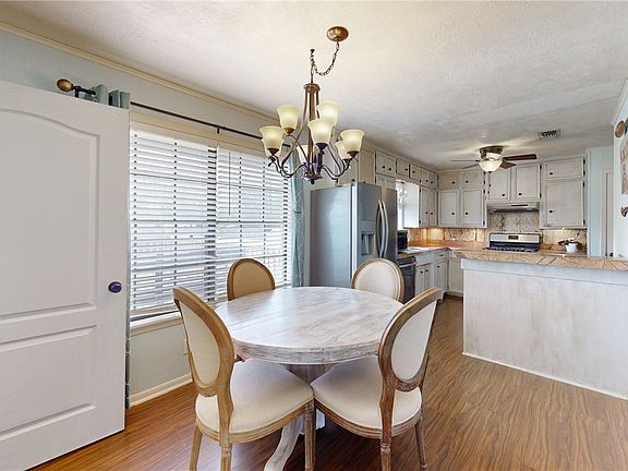 4th image of 915 Pine Dr