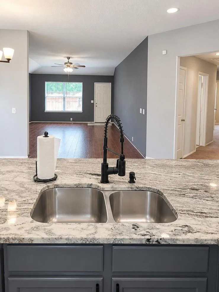 4 bed, 3.0 bath, 1946 sqft, $2,000 — Photo 2