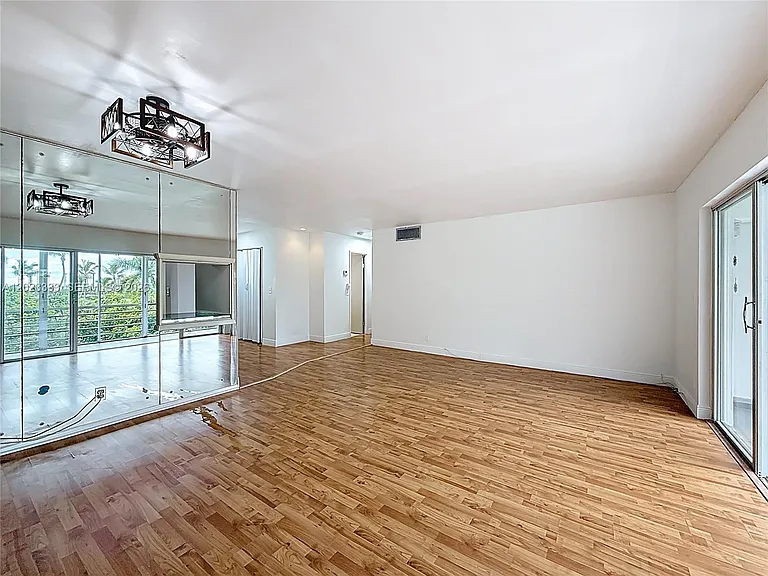 1000 NE 14th Ave #411 — Photo 7