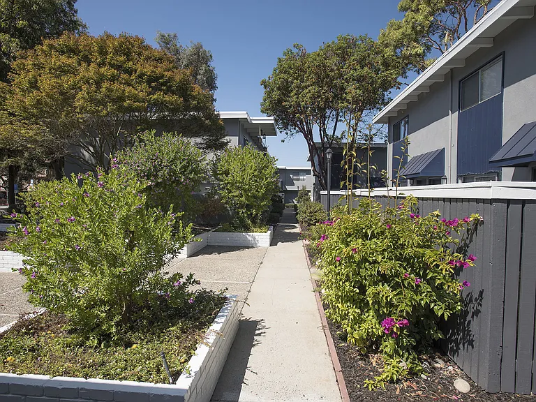Monterey Townhouse — Photo 52