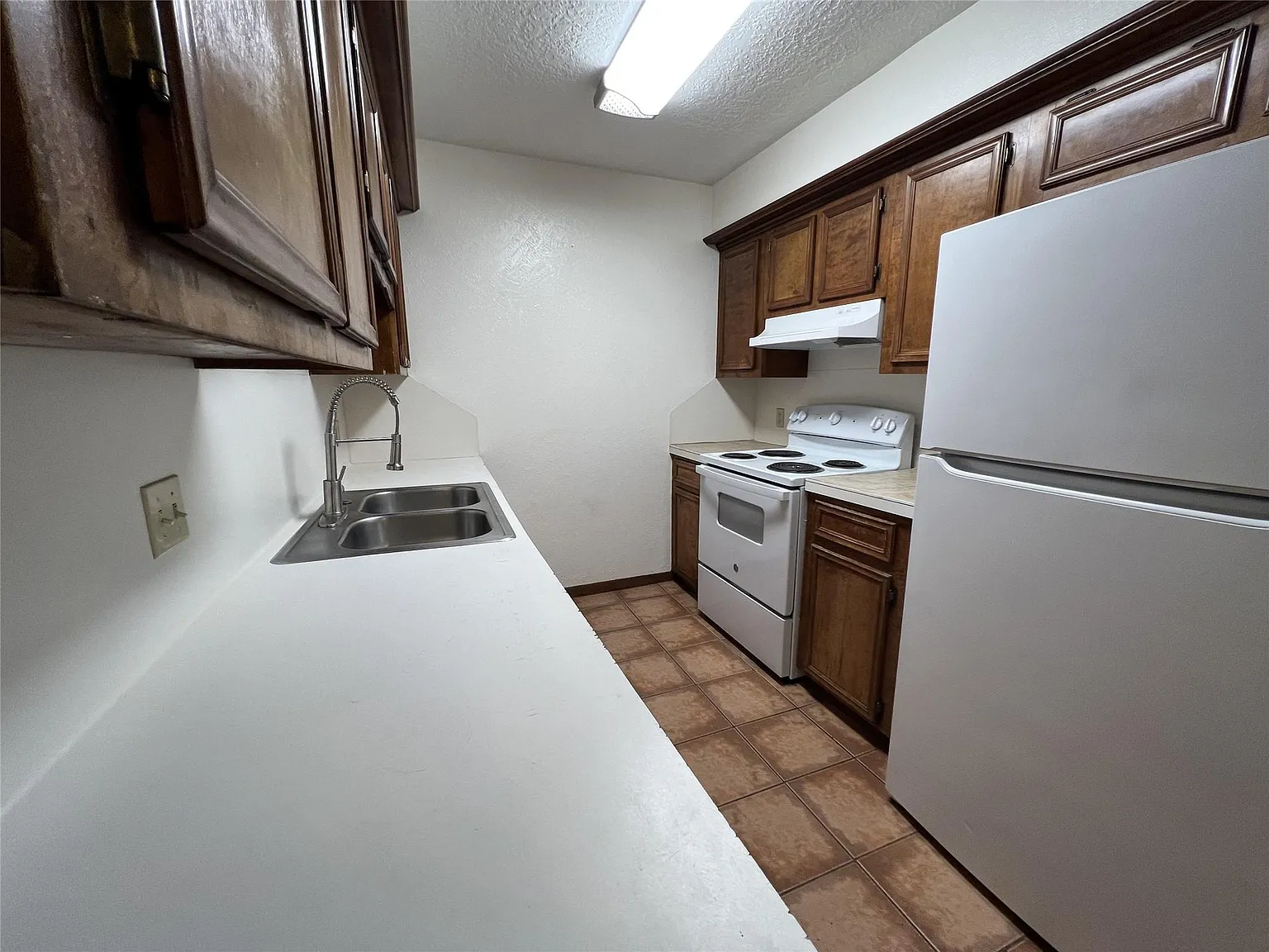 3 bed, 2.0 bath, 1055 sqft, $1,250 — Photo 2