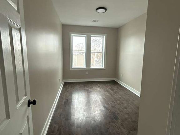 2nd image of 190 N Park St