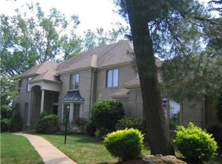 107 Brookside Ln, Coraopolis, PA 15108