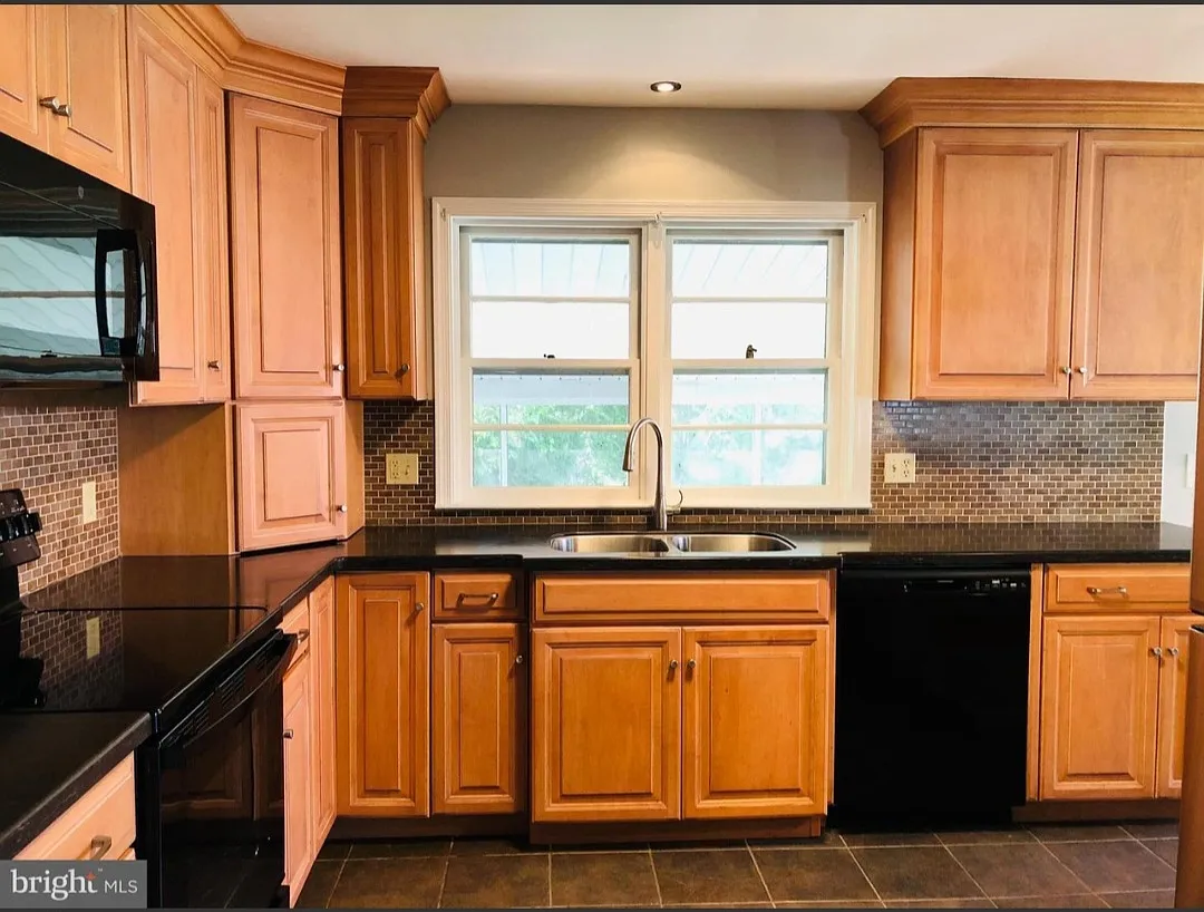 913 Brighton Ave — Photo 3