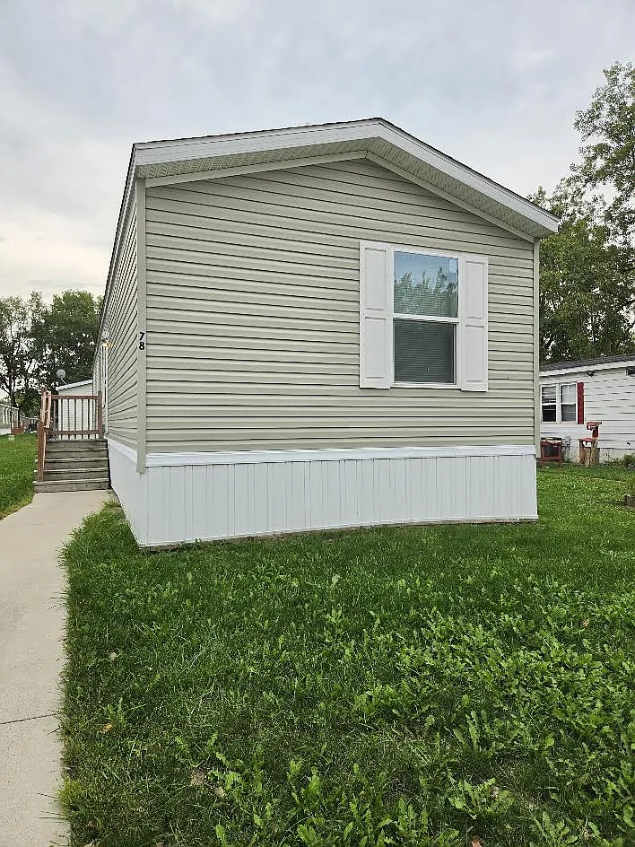 3 bed, 1056 sqft, $1,139 — Photo 1