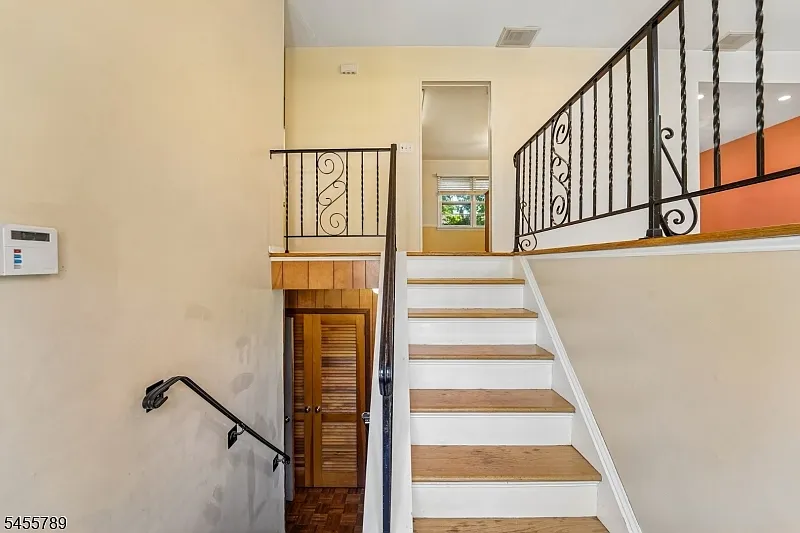 4 bed, 2.5 bath, 2184 sqft, $5,000 — Photo 3
