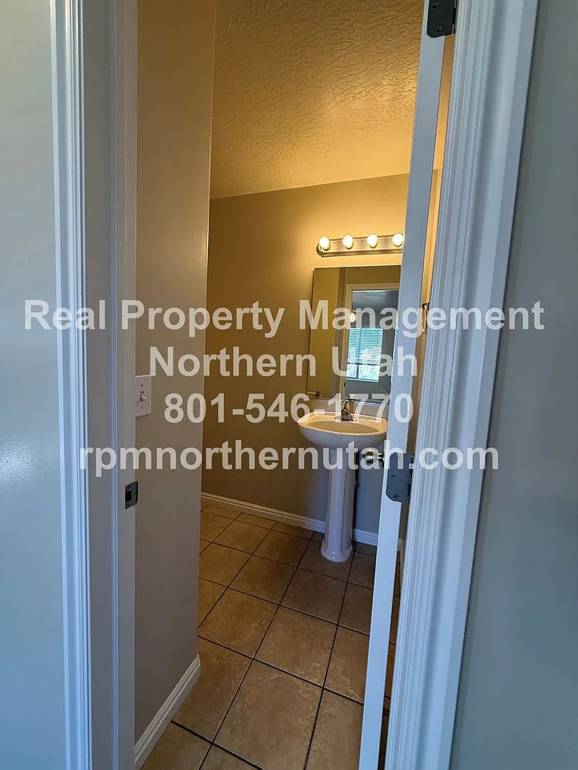 4 Bedroom Home in Clinton! — Photo 4