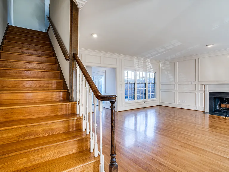 4100 Lovers Ln — Photo 6