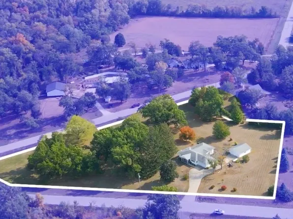 999 Cedar Woods Rd, Cedar Rapids, IA 52403