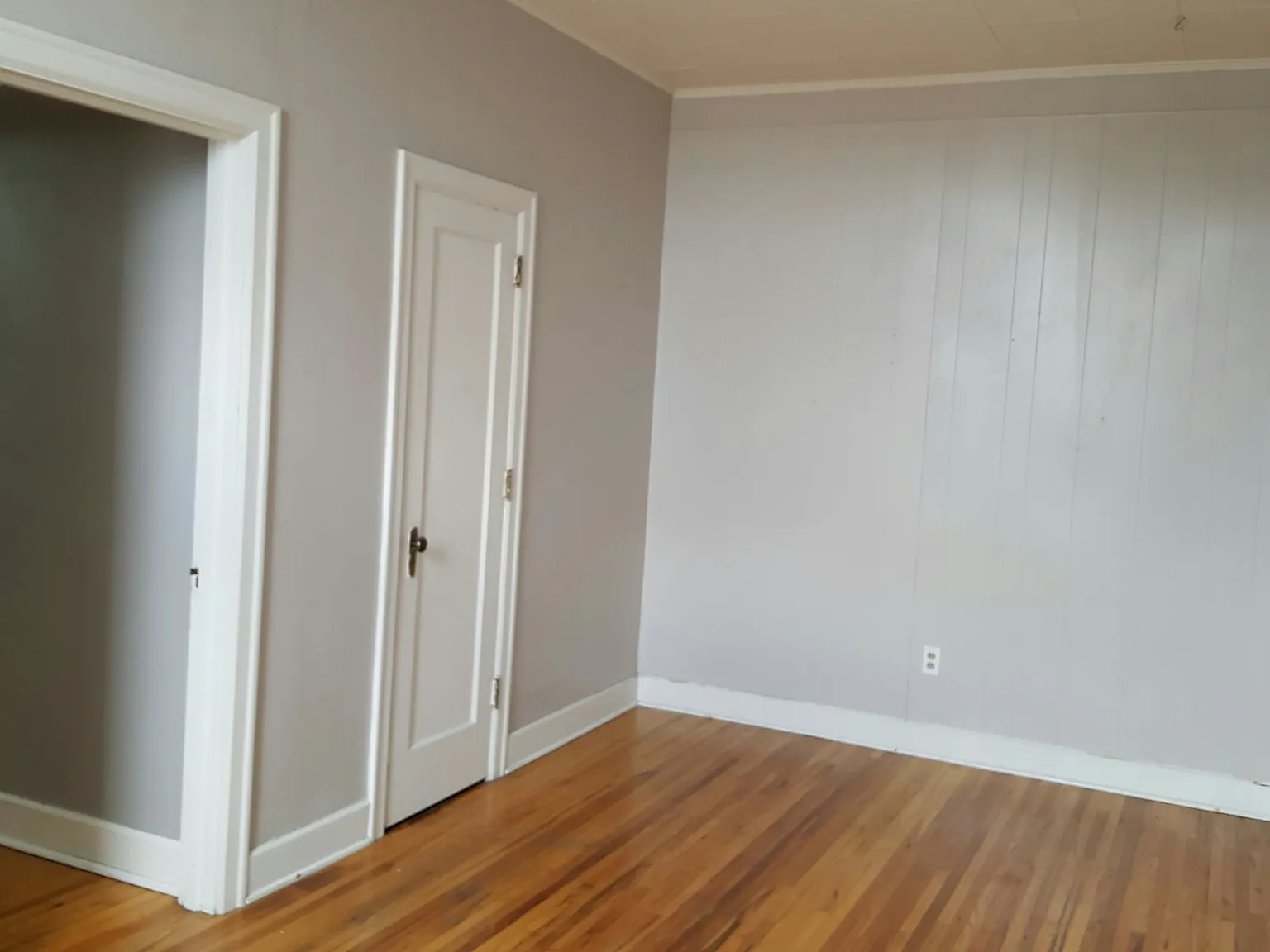 1 Bed and 1 Bath Upstairs Apartment in Downtown. — Photo 3