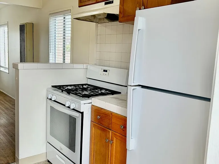 Bright & Airy 2 Bed / 1 Bath Apartment in Point Loma! — Photo 3